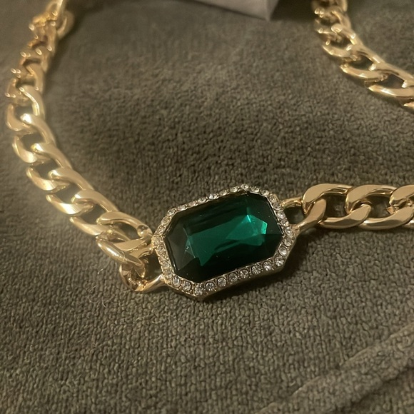 Green gemstone fashion necklace. - Picture 3 of 6